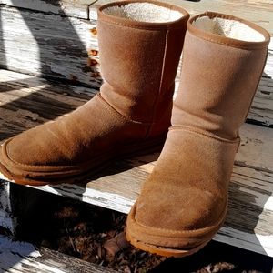 Work boots, casual boots. Uggs or imitation Uggs. Not sure.